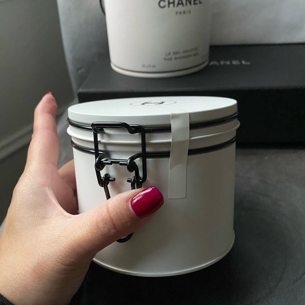 Chanel - Picture 6 of 8